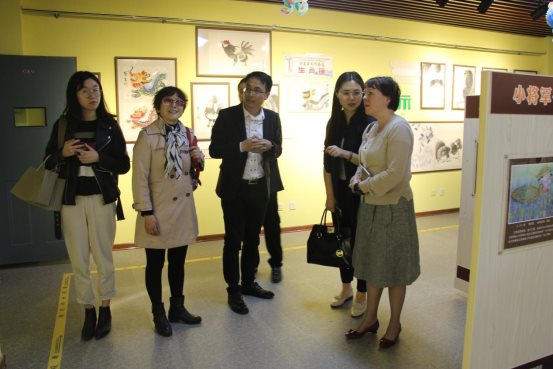 参观美术展厅