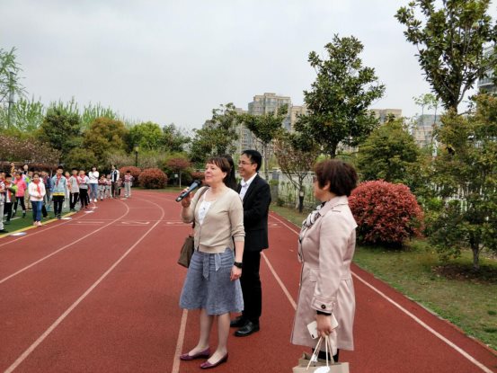 和孩子们互动