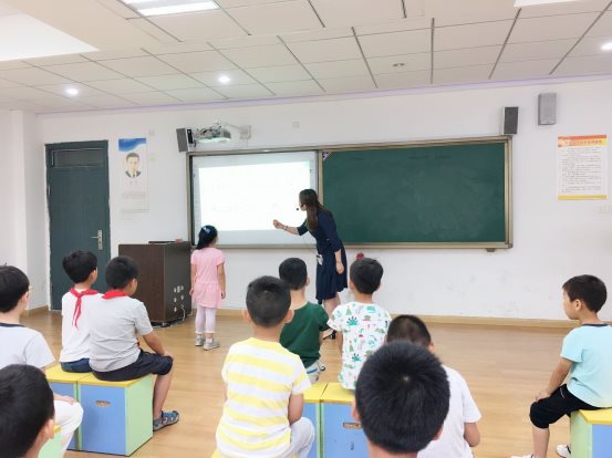 刘思纯老师校内音乐公开课《快乐的小木匠》