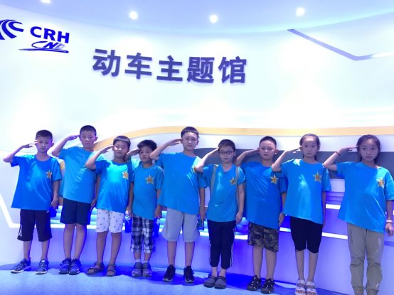 D:\儿子资料\小学\三年级\新闻稿\南京动车所参观-20190727\P0[Q(XIG_CBDAATEERU~880.jpg