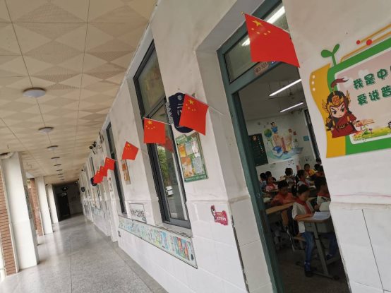 教室门前的国旗.jpg