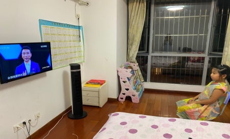 C:\Users\Administrator\Desktop\二2班管理\二2活动照片留存\CCTV-1观看《开学第一课》\8SJ)0~H(TA~{B~I5I@_KY5U.jpg