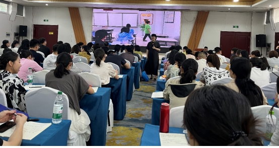 图片包含 室内, 天花板, 人, 人们&#xA;&#xA;AI 生成的内容可能不正确。