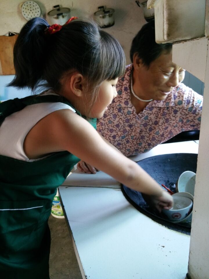 陶晖为外婆洗碗.jpg