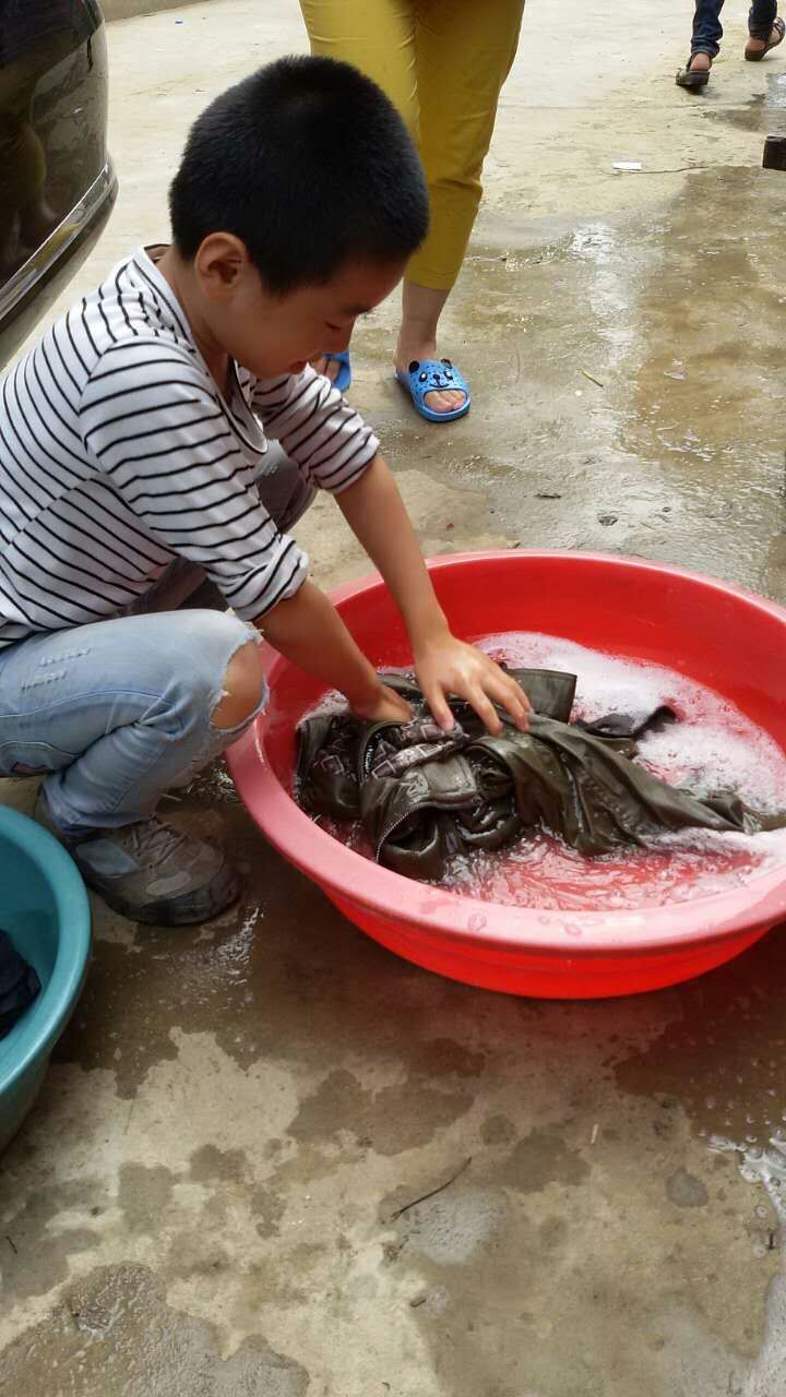 王涵替爷爷洗外套.jpg