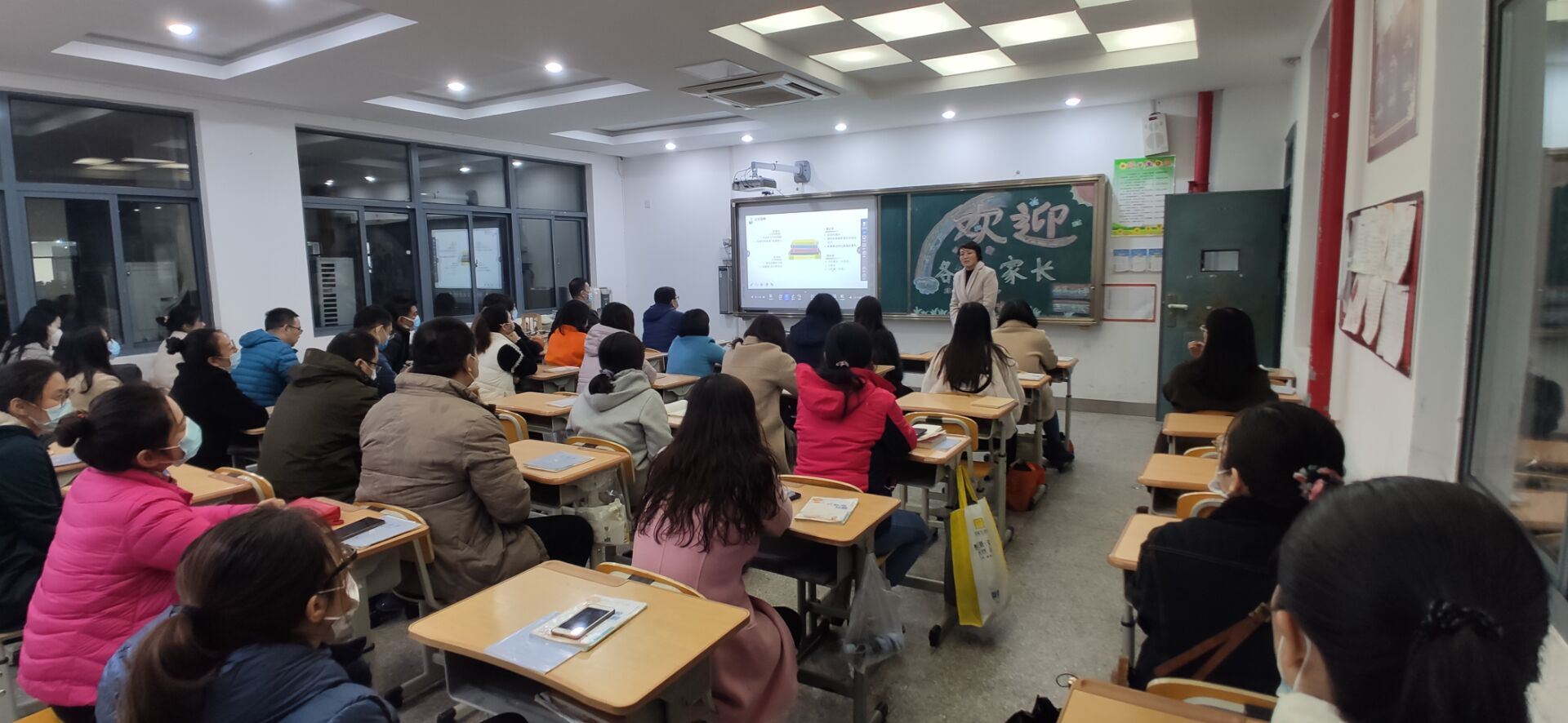 C:\Users\dpp\Desktop\五7家长会照片.jpg