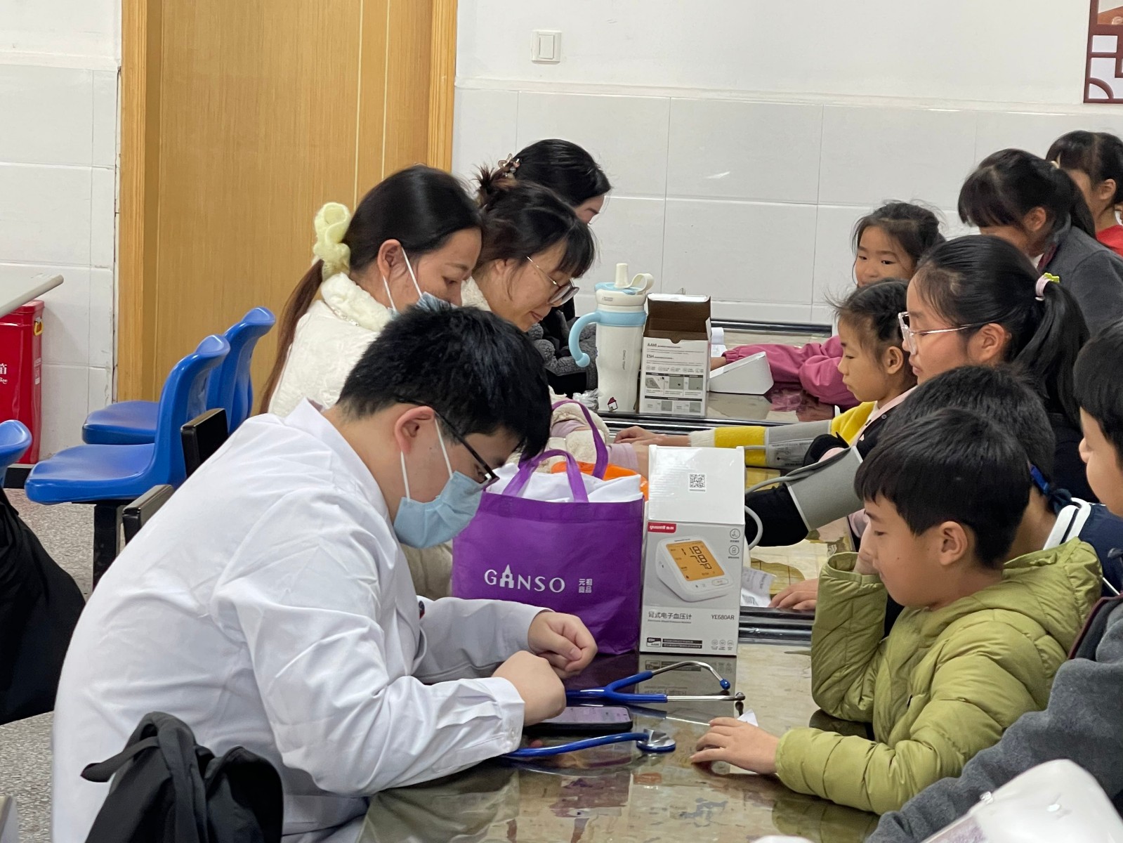 南京市将军山小学开展学生健康体检工作3.jpg 南京市将军山小学开展学生健康体检工作3.jpg